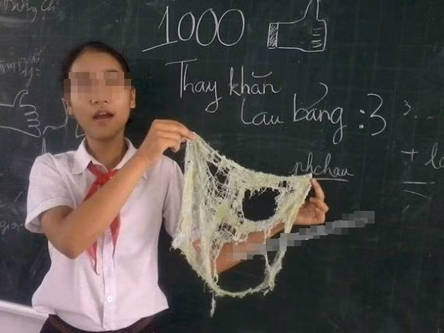 Chiếc giẻ lau “không thể rách hơn được nữa” của chủ nhân Nguyễn Thị Trúc N. khiến dân tình "đứng hình toàn tập".