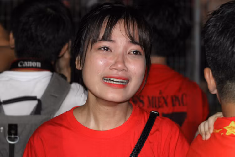 Giữa bầu không khí vô cùng sôi nổi sau pha lập công của Văn Toàn, Minh Ánh lặng lẽ rơi những giọt lệ của sự hạnh phúc, của cảm xúc bị dồn nén kinh khủng sau những đợt tấn công của đối phương về phía khung thành của thủ môn Bùi Tiến Dũng.