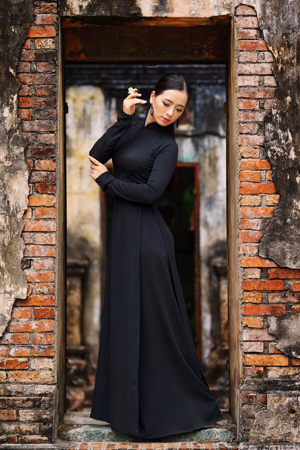 Như đã biết, áo dài là một trang phục truyền thống của Việt Nam. Với thiết kế nhẹ nhàng, nó đã tôn lên vẻ đẹp và đường cong "gọn gàng" của người phụ nữ Việt.