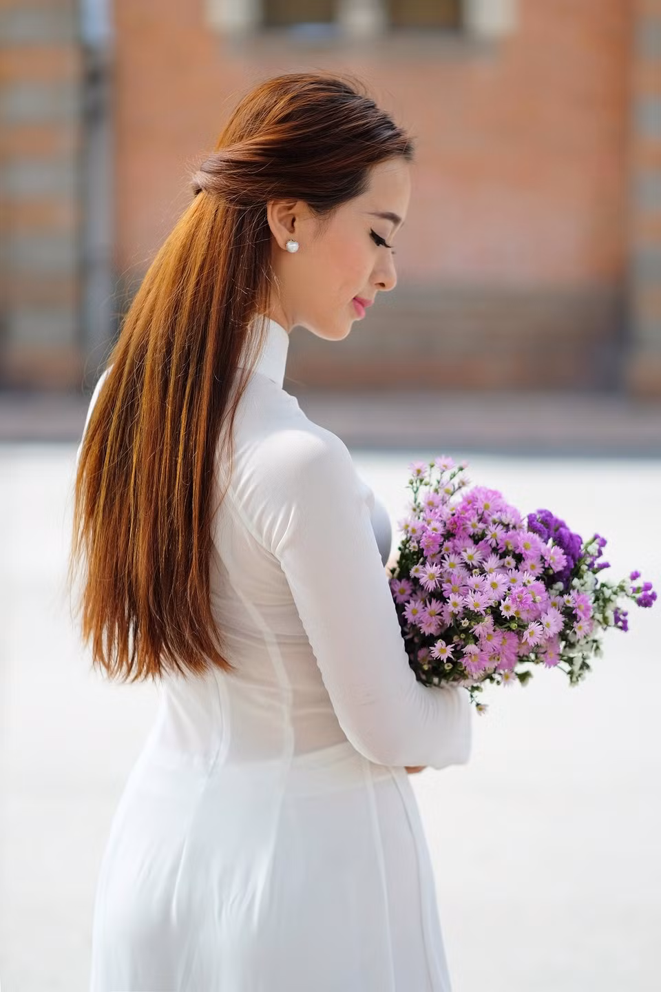Không chỉ dừng lại ở cuộc thi nhan sắc, Thạch Thảo còn có niềm đam mê vô tận với chiếc áo dài và cô đang ấp ủ ước mơ mang trang phục này chụp khắp thế giới và trở thành nữ doanh nhân thành công.