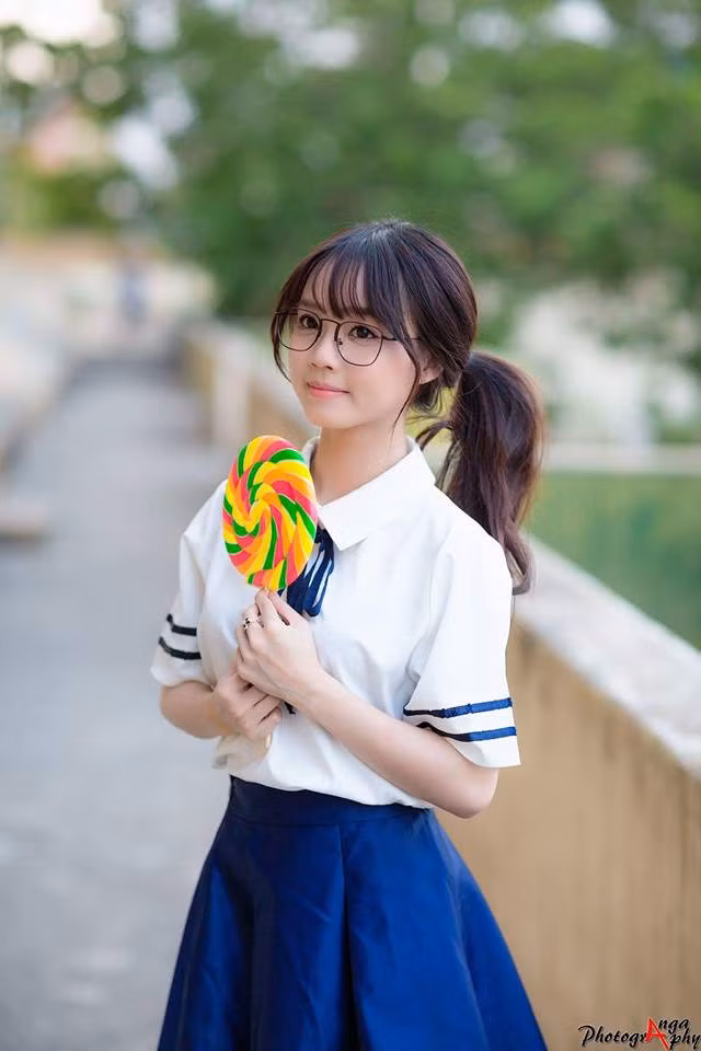 Thời gian vừa qua, hot girl Đắk Lắk đã trở thành tâm điểm của dân mạng khi tung bộ ảnh chào tuổi 23 vô cùng duyên dáng với vẻ đẹp tinh khôi.