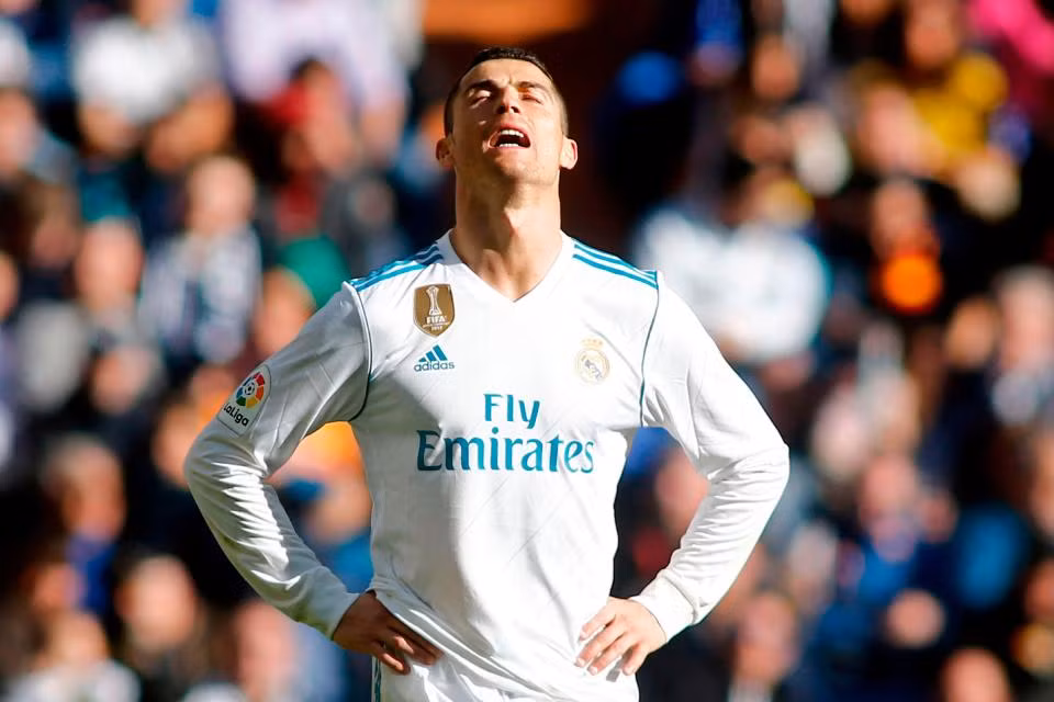 Nguồn tin từ Daily Record cho hay, Ronaldo hy vọng Real Madrid sẽ cho phép anh ra đi dưới con số 89 triệu bảng và điểm đến là M.U. Ảnh: Daily Record