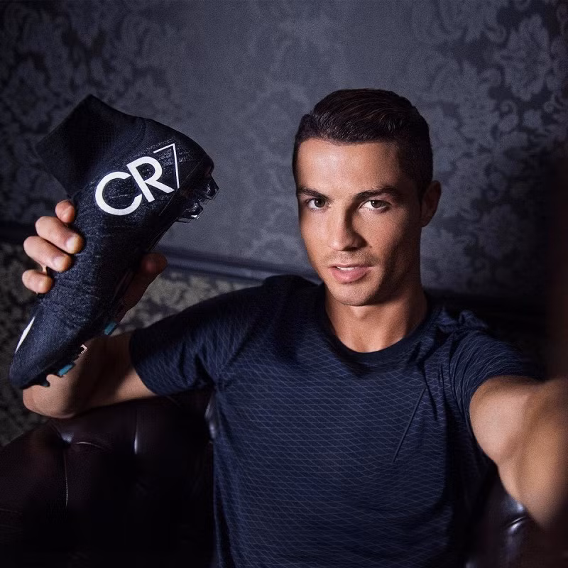 2014 được đánh giá là một năm vô cùng thành công của Cris Ronaldo trên cả sân cỏ lẫn công việc kinh doanh. Cris Ronaldo còn thu về khoản tiền khổng lồ từ hợp đồng quảng cáo với các thương hiệu nổi tiếng như Toyota, Herbalife, Emirates, Castrol, Samsung, Soccerade, Emporio Armani, Konami, Banco Espirito Santo, KFC. Số tiền anh kiếm trong năm 2014 là 152,3 triệu bảng, đứng đầu trong danh sách các cầu thủ kiếm tiền giỏi nhất năm 2014.