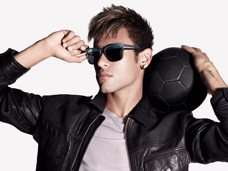Tiền đạo Neymar đứng ở vị trí thứ 3 danh sách cầu thủ giàu nhất thế giới với số tiền 97,9 triệu bảng.