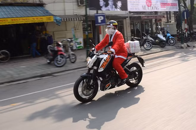 Mặc đồ ông già Noel đi diễu hành trên phố là một trong những hoạt động của các thành viên trong hội chơi xe phân khối lớn nhằm hâm nóng không khí của mùa Giáng sinh. Ảnh: Mê moto.