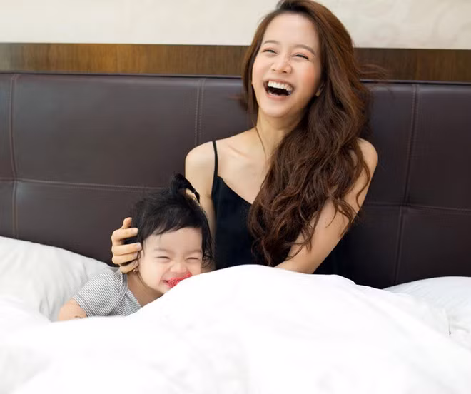 An Nguy (tên thật Nguỵ Thiên An, sinh năm 1987) là vlogger ghi điểm nhờ ngoại hình "không tuổi", lối nói chuyện lạnh lùng nhưng mang "chất" riêng. Sau nhiều năm sinh sống và làm việc ở Mỹ, 8X trở về nước năm 2016 và tham gia cuộc thi The Face 2016. Sau đó, cô lấn sân màn ảnh rộng với vai chính trong phim Chờ em đến ngày mai.