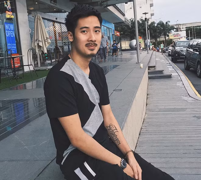JVevermind (tên thật Trần Đức Việt, sinh năm 1992) là một trong những người đi đầu phong trào vlogger ở Việt Nam. Anh là người Việt đầu tiên nhận nút play mạ vàng từ YouTube cho kênh có một triệu lượt subscriber. JV tốt nghiệp ngành Truyền thông Đa phương tiện tại ĐH Cameron (Mỹ) rồi về nước để phát triển sự nghiệp.