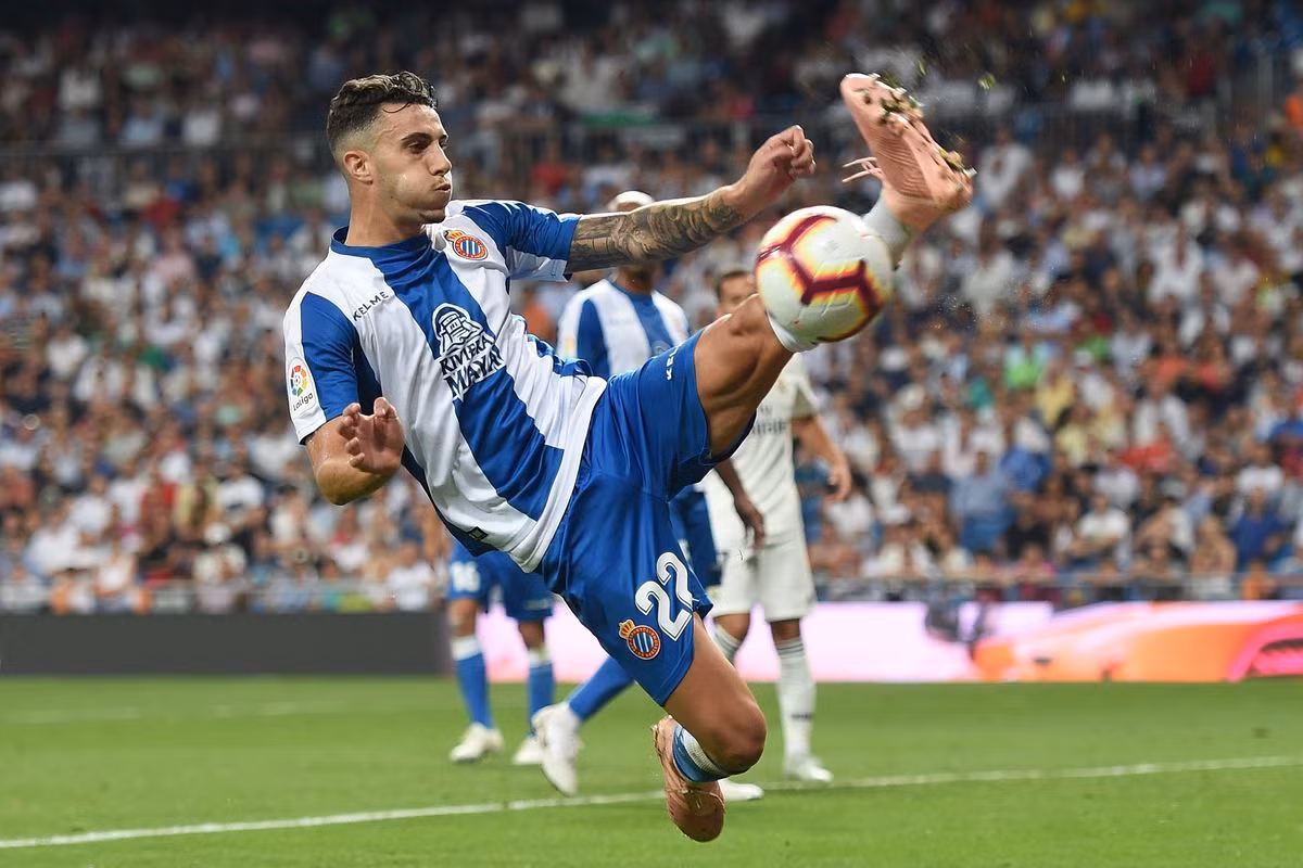 Theo tin từ Marca, Real Madrid đang vô cùng mừng khi biết tin Arsenal đã theo sát "Ramos đệ nhị" là Mario Hermoso. Nếu thương vụ này thành công thì đội chủ sân Bernabeu sẽ được hưởng lợi bên vì có công đào tạo bên cạnh đội bóng chủ sở hữu là Espanyol.