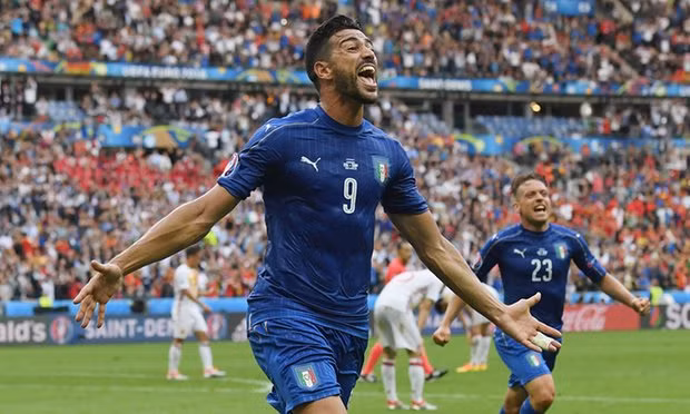 Lối chơi phòng ngự lỳ lợm cùng những đường phản công sắc lẹm, ĐT Italy của HLV Conte đã khiến Tây Ban Nha trở thành cựu vương tại Euro. Những bàn thắng của Chiellini và Pelle đưa các Azzurri vào tứ kết và đối thủ của họ là cỗ xe tăng Đức.