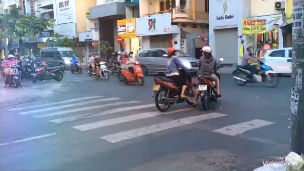 Giữa dòng xe tấp nập, hai chị gái vẫn tĩnh tâm dừng lại để nói chuyện, hoàn toàn không quan tâm đến những người xung quanh.