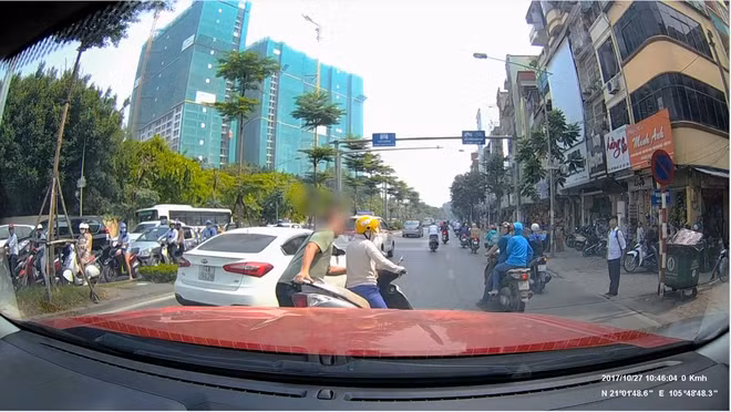 "Sao lại có người như thế này nhỉ? Coi tính mạng bản thân rẻ hơn cuộc điện thoại. Cứ làm như chị ta đã mua cả đoạn đường này vậy", nickname L.T.N bức xúc bình luận.