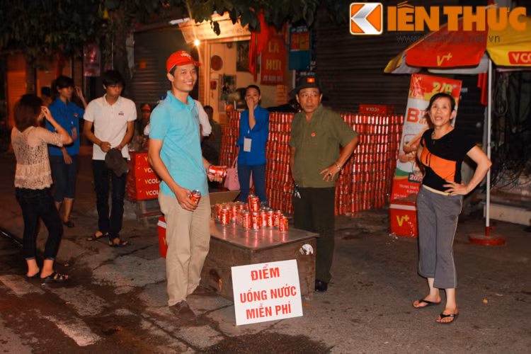 Một điểm uống nước miễn phí phục vụ nhân dân đã được mở ra.