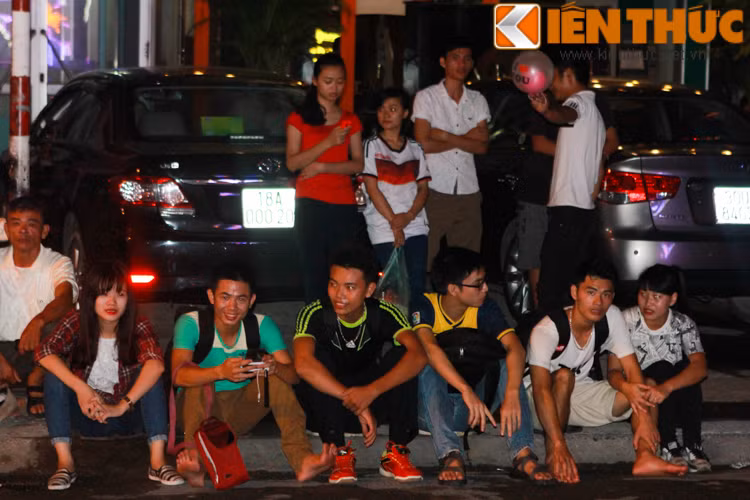 Ngoài những sinh viên đến từ những trường đại học tại Hà Nội, còn có rất nhiều sinh viên từ những trường đại học thuộc các tỉnh lân cận đã dồn về Hà Nội. Trên ảnh là một nhóm sinh viên thuộc trường Cao đẳng sư phạm Nam Định.