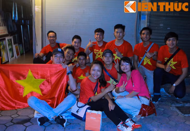 Nhóm sinh viên từ trường Đại học Tài nguyên và môi trường đã đi diễu hành từ 19h tối ngày 1/9. Họ đã đi qua rất nhiều con phố lớn tại Hà Nội và sau đó đã chọn vị trí trên phố Nguyễn Thái Học để đón đoàn diễu binh.