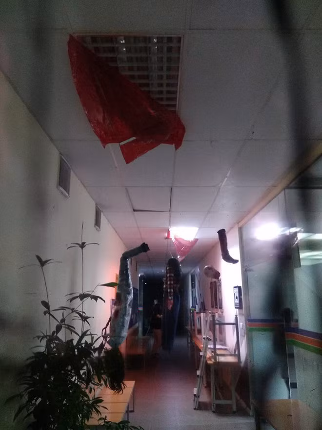 Theo đúng hot trend, cứ càng máu me, càng u ám thì tức là màn trang trí Halloween của các bạn càng thành công.