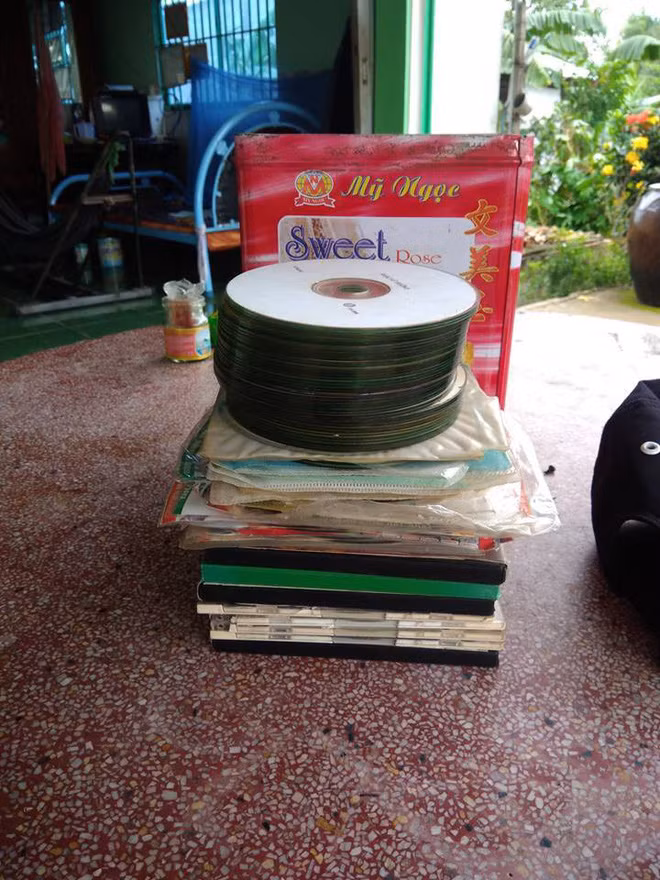 Với các bạn trẻ thuộc thế hệ 8X và 9X, những chiếc đĩa CD như thế này mãi là một kí ức đẹp và đáng nhớ.
