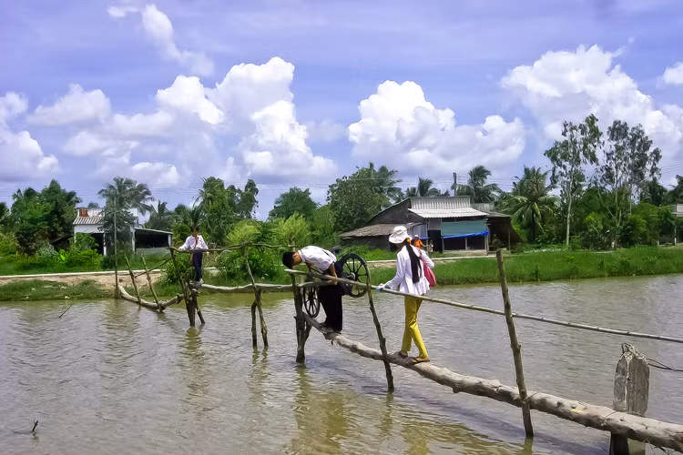 Cây cầu khỉ càng được nhiều du khách biết tới và muốn chinh phục khi mới đây cây cầu khỉ ở miền Tây Nam Bộ của Việt Nam được trang Thrillist xếp danh sách 10 cây cầu bằng dây đáng sợ nhất thế giới.
