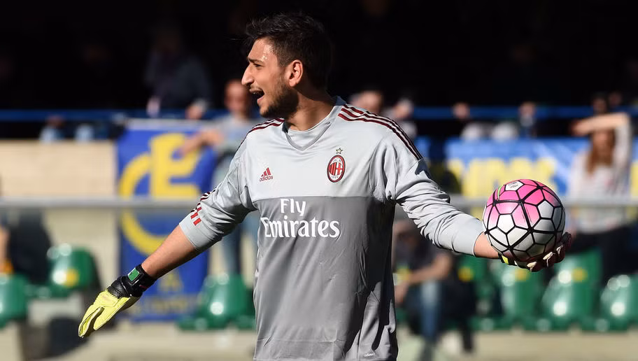 Đứng trong khung thành của đội hình U19 siêu khủng của thế giới là Gianluigi Donnarumma. Anh chàng nhanh chóng trở thành hiện tượng của làng túc cầu giáo sau khi ra mắt trong màu áo của AC Milan vào năm ngoái. Thủ thành 17 tuổi này trở thành cầu thủ trẻ nhất ra mắt đội tuyển Italia kể từ năm 1911 sau khi được tung vào sân trong trận giao hữu với đội tuyển Pháp hồi tháng 9.