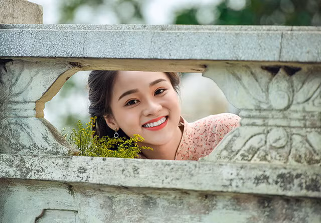 Nguyễn Ngọc Anh (SN 2000) hiện là học sinh trường THPT Nguyễn Bỉnh Khiêm Hà Nội được nhiều người biết tới nhiều hơn sau khi những bức ảnh của " cô em lớp trưởng" xinh đẹp này được một fanpage chia sẻ rộng rãi.