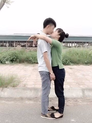 Bức ảnh hôn nhau của cặp đôi trai gái Việt từng là nạn nhân của trò nhờ sửa ảnh trên mạng xã hội.