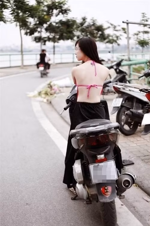 Cách đây không lâu, trên mạng xã hội cũng được phen rầm rộ khi bàn về hình ảnh một người phụ nữ ngồi chiếc xe máy đắt tiền, mặc áo yếm ra đường khiến nhiều người không khỏi bức xúc. Đặc biệt là trong ngày nắng nóng đỉnh điểm như này càng khiến nhiều người tức giận.