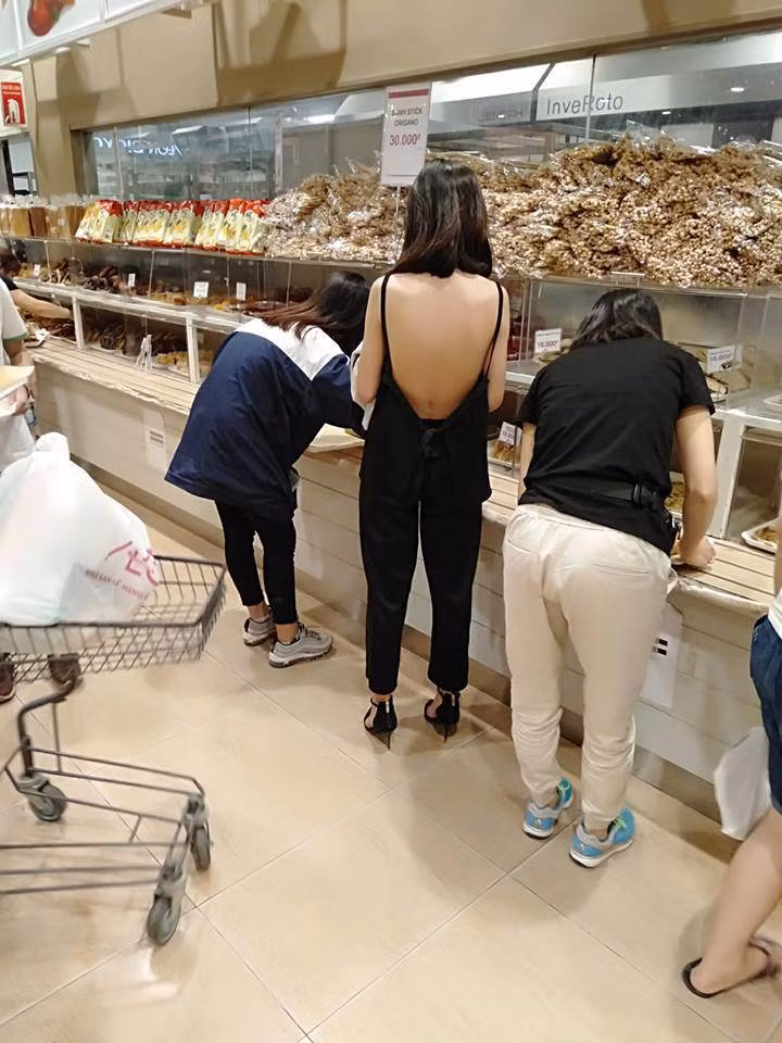 Đi siêu thị mát mẻ rồi mà sao bạn nữ này vẫn khoe bản lưng trần lõa lồ.