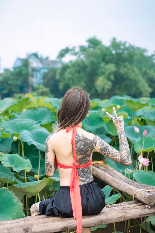 Tạo hình vô cùng xì-tin của chàng trai xăm trổ khoe lưng trần bên ao sen,