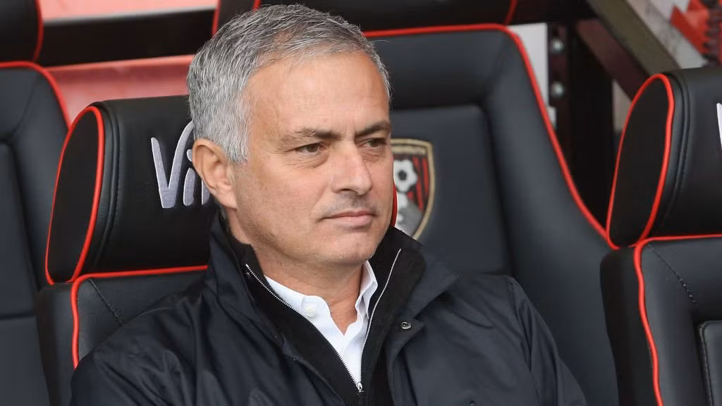  Chuyển nhượng cầu thủ từ Daily Express, Mourinho muốn Phó chủ tịch Ed Woodward phải sớm thực hiện các thương vụ chuyển nhượng để tăng cường hàng thủ trong thời gian sớm nhất.