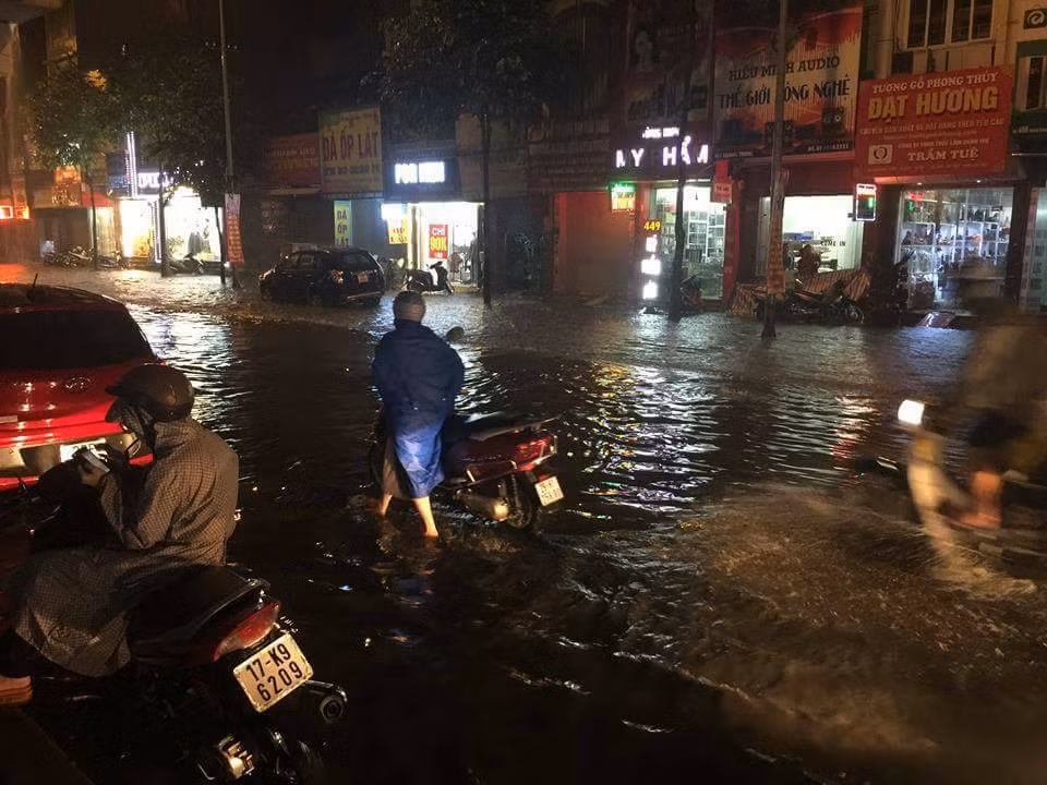 Tại những "điểm đen" ngập úng của Hà Nội như Thái Hà, Bích Câu hay Tây Sơn nhiều người tham gia giao thông đã gặp phải tình trạng chết máy khi cố vượt qua con phố ngập nước.