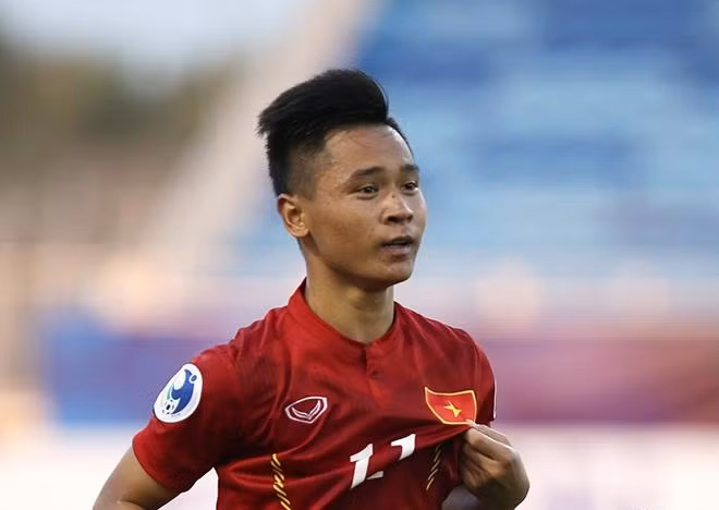 Hồ Minh Dĩ sở hữu chiều cao khiêm tốn 1m58 nhưng là mẫu cầu thủ thi đấu vô cùng nhanh nhẹn, nhãn quan chiến thuật và khả năng chọn vị trí rất tốt. Hơn thế anh còn có nền tảng kỹ thuật cá nhân điêu luyện.