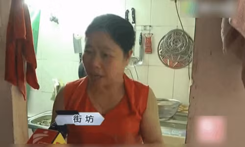 Nguoi phu nu keu cuu bang cach... nem tien qua cua so