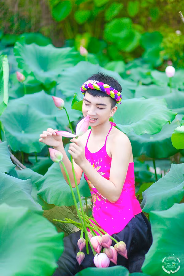 Còn ở chiều hướng ngược lại, nickname B.T.K.L bày tỏ quan điểm: "Chắc mọi người có ý là ảnh mang tính giải trí. Nhưng mình thấy rất lố lăng, mang bộ trang phục ra làm trò. Không hiểu giờ các bạn trẻ này nghĩ gì"