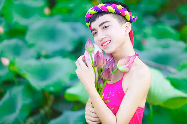 Mới đây, ăn theo phái nữ, các anh chàng cũng đua nhau đi chụp với sen. Gây chú ý nhất phải kể đến nam sinh mặc áo yếm khoe lưng trần cũng tạo dáng e ấp bên hồ sen khiến dân mạng đã có những cuộc tranh cãi nảy lửa.
