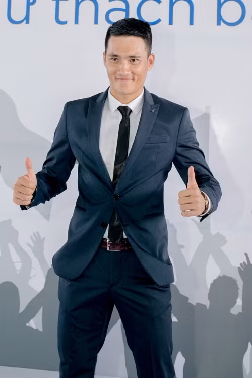 Ít thị phi nhưng Lê Công Vinh vẫn được nhiều người ngưỡng mộ bằng tài năng trên sân cỏ và sự giàu có của mình. Dù đã lập gia đình cùng ca sĩ Thủy Tiên và có cô con gái đầu lòng là bé Gạo nhưng bằng vẻ đẹp nam tính của mình, CV9 khiến hàng vạn chị em phụ nữ phải đổ gục.