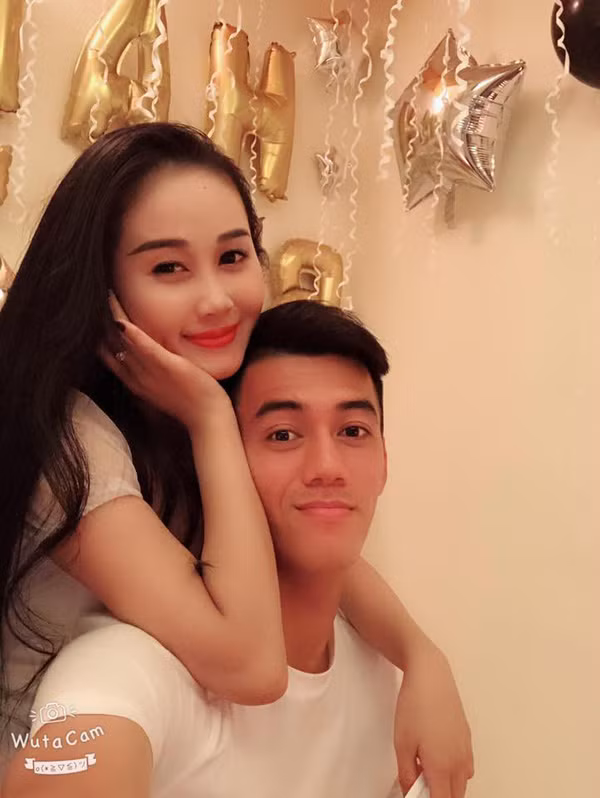 Với những gì đã thể hiện, Tiến Linh ngay lập tức trở thành từ khóa được tìm kiếm trên MXH. Bên cạnh sự quan tâm dành cho anh chàng cầu thủ này, bạn gái của Tiến Linh cũng lập tức được nhiều người quan tâm ngay sau trận đấu cuối cùng tại vòng bảng AFF Suzuki Cup 2018 của ĐT Việt Nam.