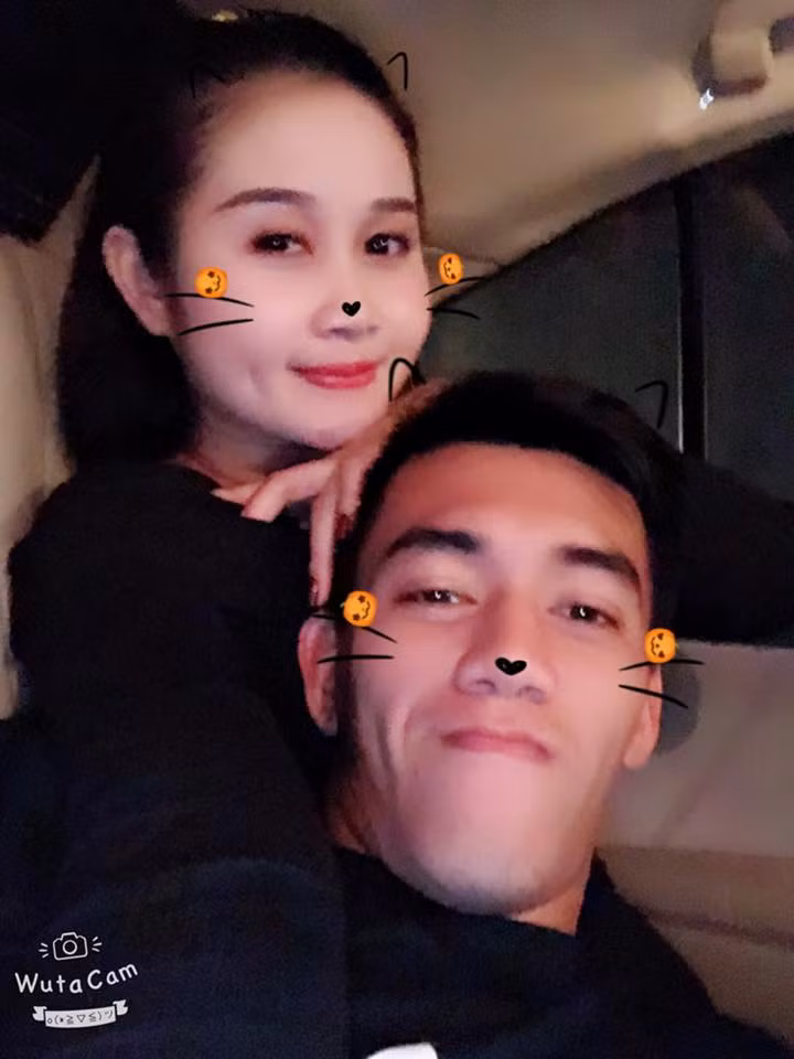Ngay sau trận đấu, trên Facebook cá nhân, Ngọc Quyên đã check-in với hình ảnh vô cùng xinh đẹp và dòng cảm xúc: "Hihi. Bán kết thẳng tiến".