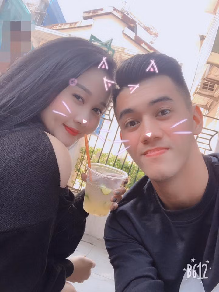 Trong trận đấu trên SVĐ Hàng Đẫy tại lượt trận cuối vòng bảng AFF Cup 2018 của ĐT Việt Nam, Ngọc Quyên cũng có mặt để cổ vũ bạn trai cùng các đồng đội.