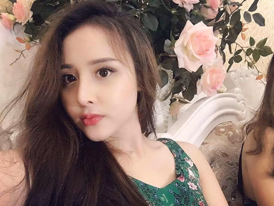 Không chỉ vậy, việc sở hữu thân hình ục ịch và làn da đen đúa đã khiến cho Khánh Huyền không ít lần trở thành đề tài để đám con gái cùng trường mang ra trêu đùa, giễu cợt.