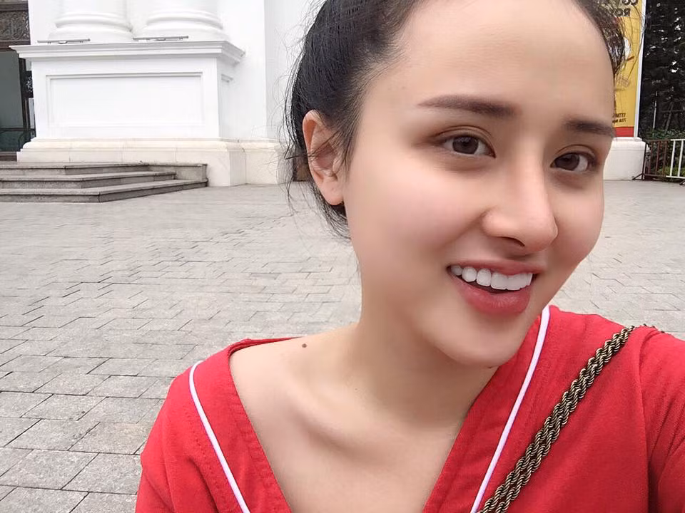 Sau khi được nhiều người nhắc đến, Khánh Huyền vẫn khiêm tốn trả lời rằng, việc phẩu thuật thẩm mỹ của mình cũng chỉ thuộc loại bình thường, chưa phải quá xuất sắc. Tuy nhiên, việc sở hữu nhan sắc mới khiến cô bạn có thêm nhiều cơ hội trong cuộc sống của mình, ổn định hơn. Thu nhập nhờ kinh doanh mỹ phẩm của mình cũng tăng lên gấp 10 lần.