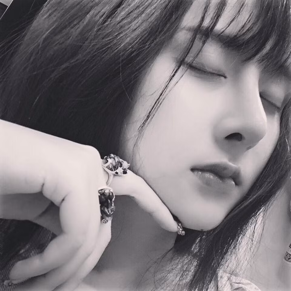 Cùng ngắm nhìn những hình ảnh của nữ sinh trường Luật lột xác táo bạo nhờ "dao kéo". Ảnh trong bài: Facebook nhân vật.