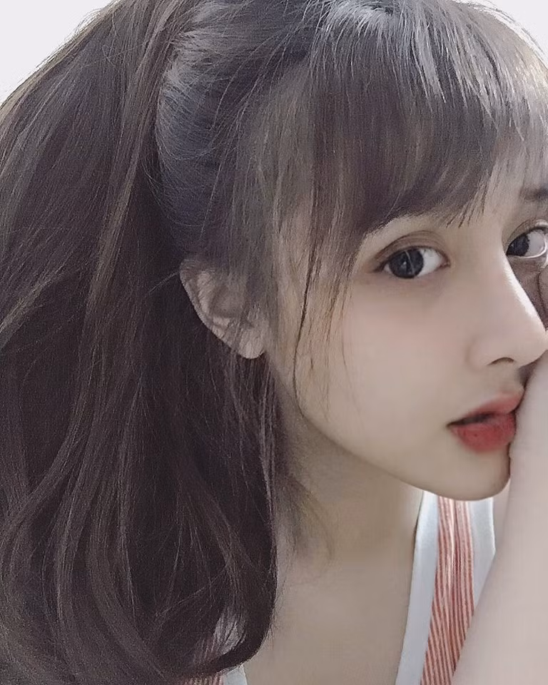Đến lúc cuối năm lớp 9, sau câu chuyện có một người bạn mỉa mai Khánh Huyền trên Facebook về thân hình của mình, khi đó em mới thấy rất buồn và quyết tâm ép mình vào khuôn khổ tập luyện, ăn kiêng. Tuy nhiên việc ăn kiêng không hề đơn giản và nó cũng khiến cho cô bạn này gặp không ít lần thất bại.
