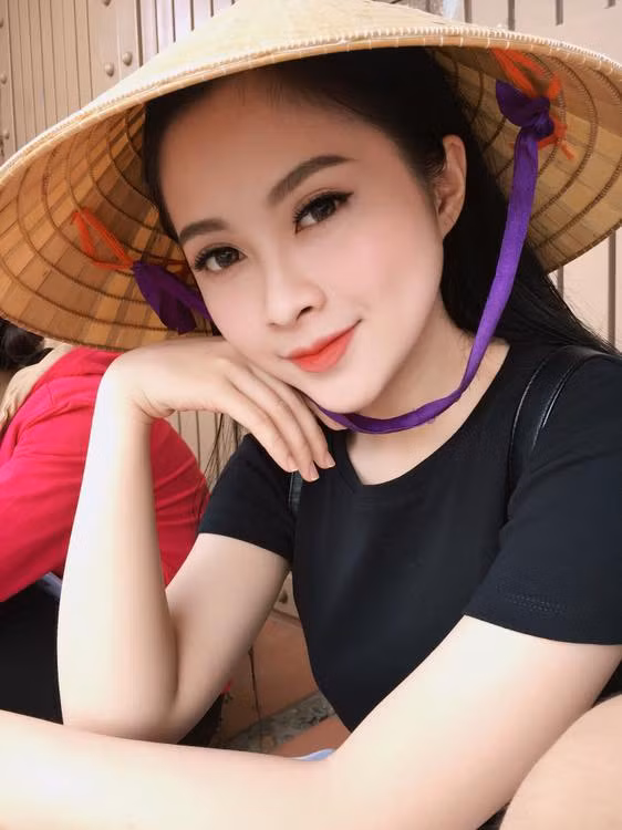 Theo chia sẻ của Khả Tú, khi chọn vào trường ĐH Sư phạm Kỹ thuật TP HCM, cô không quan tâm tới việc phải học trong môi trường có đa phần là nam sinh, bởi ngôi trường này có ngành học mà nữ sinh 9X này thích. Tuy nhiên, vẻ đẹp trong sáng đáng yêu của cô bạn lại biến cô trở thành "bông hoa giữa sa mạc" tại ngôi trường ít nữ nhiều nam này.