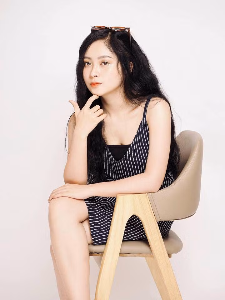 Nhận được sự quan tâm của nhiều người, đặc biệt là các nam sinh của trường, Khả Tú đã gặp không ít những phiền toái không mong muốn như việc phải thường xuyên đối mặt với những lời bông đùa trêu chọc của nhiều nam sinh tại trường.