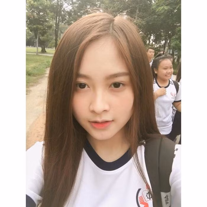 Nhân vật chính được nhắc tới đó là Nguyễn Dương Khả Tú, sinh năm 1998, hiện đang theo học ngành Công nghệ may của ĐH Sư phạm Kỹ thuật TP HCM. Cô nàng này gây ấn tượng bởi vẻ ngoài cực "nuột nà" và được mệnh danh là "bông hồng giữa sa mạc" ở ngôi trường kỹ thuật toàn con trai.