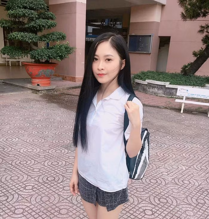 Nhiều người thường thắc mắc rằng, các trường đại học nổi tiếng toàn là nam với những môn học khô khan như ĐH Xây dựng hay ĐH Bách khoa thì liệu nữ sinh ở đó có khô khan như "sa mạc" hay không? Tuy nhiên, một nữ sinh Sư phạm Kỹ thuật rất xinh đẹp, tài năng mới đây đã phần nào giải đáp được câu hỏi "khó nhằn" này. Ảnh trong bài: FBNV.