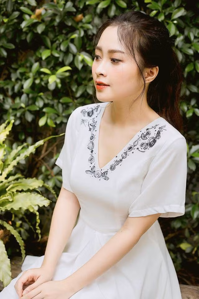 Trang Facebook của Khả Tú cũng thu hút hơn 29 ngàn người theo dõi và Instagram cũng hot không kém với hơn 4 ngàn người để ý mỗi nhất cử, nhất động của nữ sinh trường kỹ thuật này.