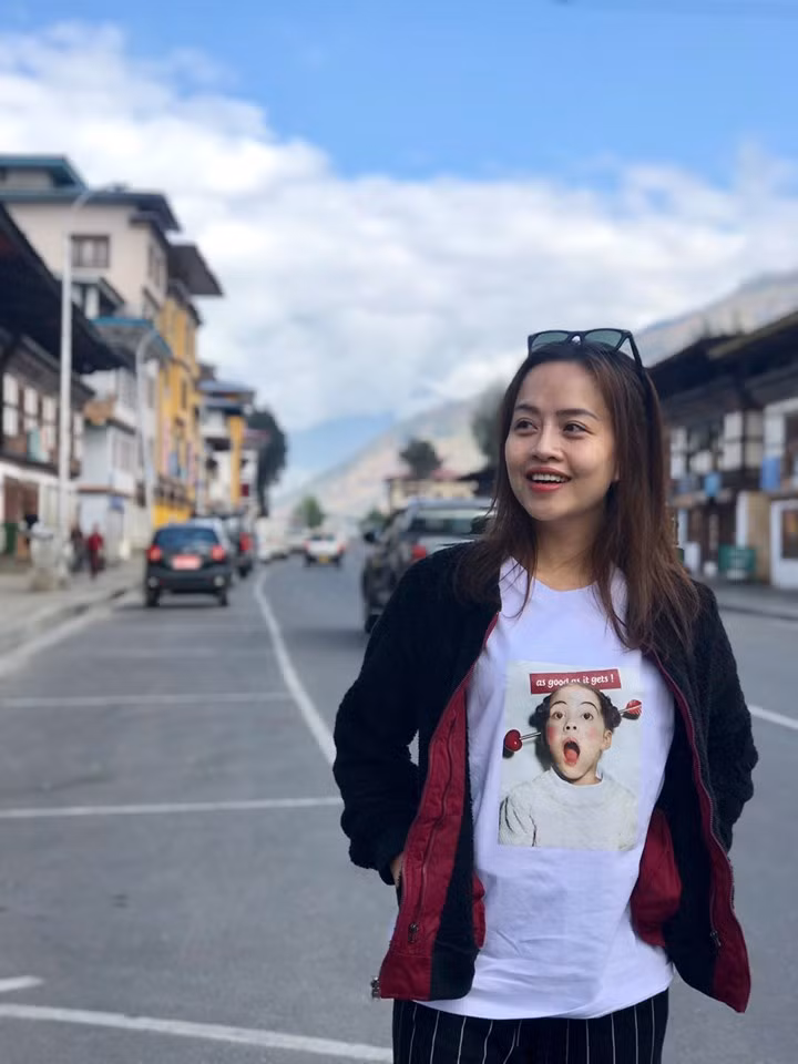 Cùng quan điểm với M.T là N.N cũng chia sẻ: "Từng rất thích cách dẫn của Minh Hằng qua các chương trình của VTV 6 nhưng thực sự bất ngờ không hiểu vì sao bạn ấy lại ví khách mời là "động vật quý hiếm", là MC thì nên cẩn thận trong lời ăn tiếng nói, đặc biệt là những phát ngôn khi lên sóng dù cho đó có là cách tạo ra sự đặc biệt hay thân mật".