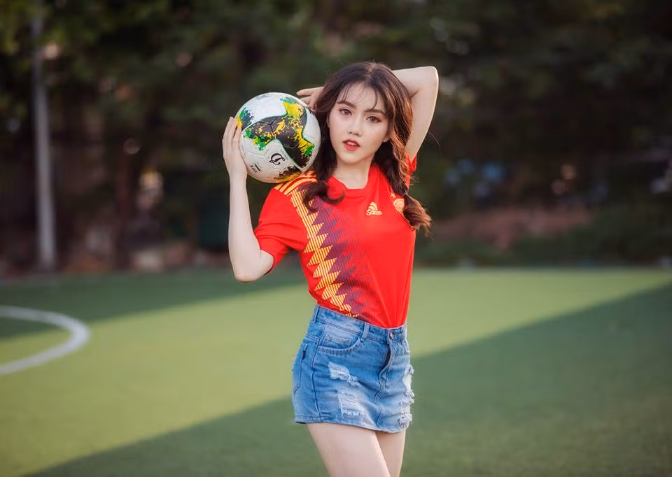 "Ngoài ra, trong đội hình của ĐT Tây Ban Nha cũng có rất nhiều cầu thủ Real Madrid thi đấu, nên có thể nói Tây Ban Nha là sự lựa chọn số 1 của em tại mọi giải đấu và với World Cup tại Nga lần này cũng vậy". Thùy Dung cho biết thêm.