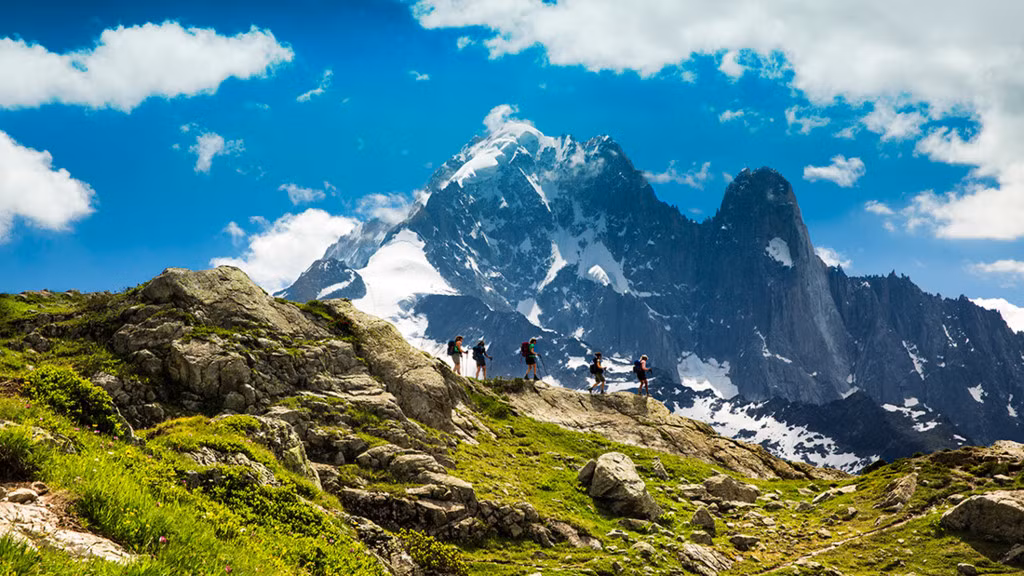 Núi Blanc, Chamonix, Pháp: Là ngọn cao nhất rặng Alps hùng vĩ, núi Blanc cao hơn 4.870 m so với mực nước biển và cũng là đỉnh núi cao nhất châu Âu. Đây cũng là nơi hơn 100 người vĩnh viễn không quay về. Tuy nhiên, con số này cũng dễ hiểu khi mỗi năm có tới 30.000 người đến chinh phục đỉnh núi này. Điều kiện thời tiết, lở tuyết và sự thiếu kinh nghiệm là những nguyên nhân chính dẫn dến những tai nạn chết người. Ảnh: REI.
