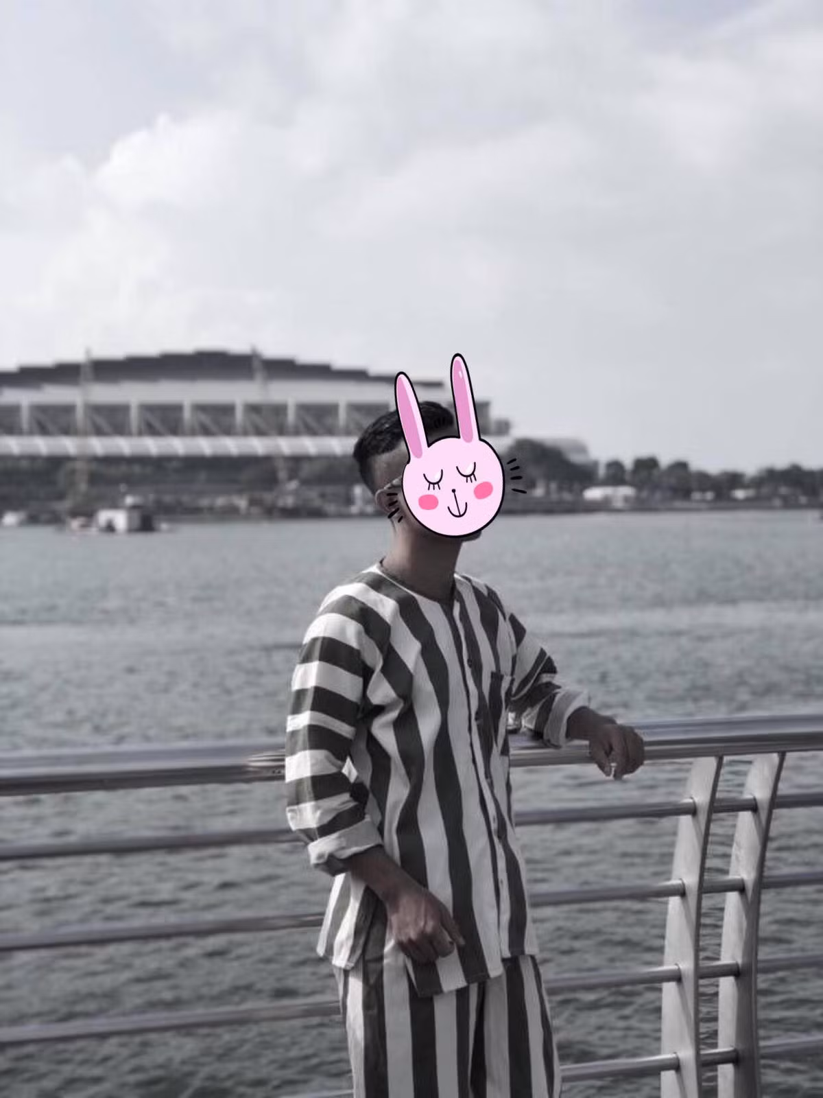 Mới đây, thành viên có nickname Trần Ngọc Hà đã chia sẻ vài bức hình ghi lại cảnh một thanh niên mặc bộ quần áo kẻ sọc, đứng chụp ảnh ở một vài địa điểm nổi tiếng ở Singapore khiến nhiều người cảm thấy lạ lẫm.